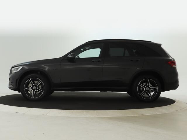Mercedes-Benz GLC-KLASSE 300e 4M AMG Nightpakket | Trekhaak | Panoramadak | Rijassistentie Pack | Sfeerverlichting | Apple CarPlay | Sfeerverlichting | Inclusief 24 maanden Mercedes-Benz Certified garantie voor Europa.