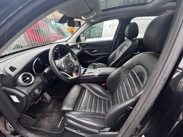 Mercedes-Benz GLC-KLASSE 300e 4MATIC Business Solution AMG l Panoramaschuifdak l Tempomaat l 360 camera l Interieurverlichtingspakket l MBUX l Lederen bekleding l l Treeplanken l Night pakket l
