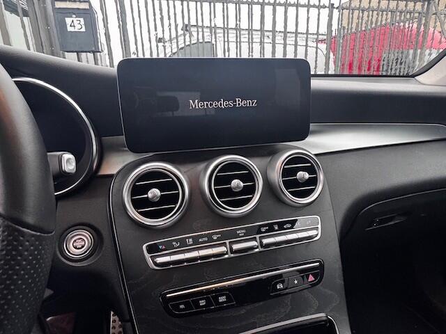 Mercedes-Benz GLC-KLASSE 300e 4MATIC Business Solution AMG l Panoramaschuifdak l Tempomaat l 360 camera l Interieurverlichtingspakket l MBUX l Lederen bekleding l l Treeplanken l Night pakket l