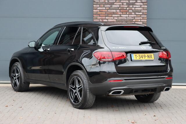 Mercedes-Benz GLC-KLASSE 300e 4MATIC AMG Line Aut9 | Distronic+ | Trekhaak | Keyless Go | Surround Camera | Geluidsisolerend Glas | Apple Carplay/Android Auto | Zitcomfortpakket | Sfeerverlichting |