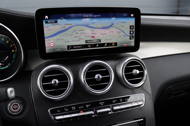 Mercedes-Benz GLC-KLASSE 300e 4MATIC AMG Line Aut9 | Distronic+ | Trekhaak | Keyless Go | Surround Camera | Geluidsisolerend Glas | Apple Carplay/Android Auto | Zitcomfortpakket | Sfeerverlichting |