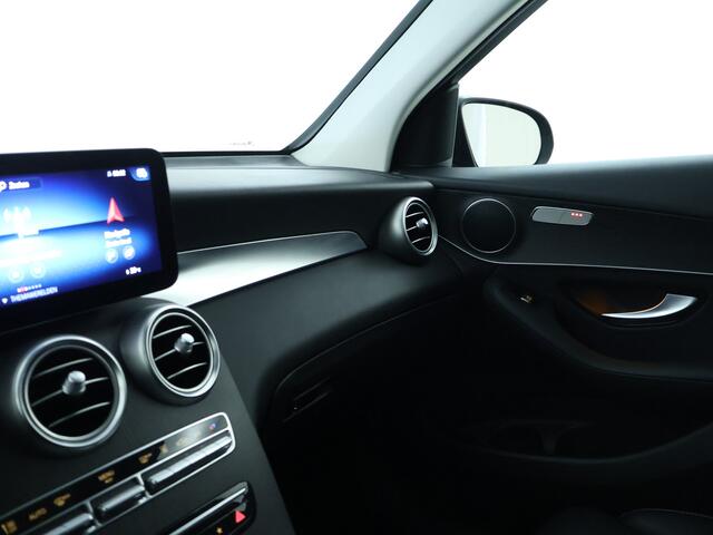 Mercedes-Benz GLC-KLASSE 300 e Plug-In Hybride Panorama Schuif-Kanteldak | Night Pakket | Ledkoplampen | Achteruitrijcamera | Keyless go. | Inclusief 24 maanden MB Certified garantie voor Europa.