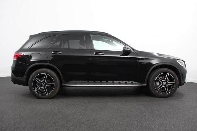 Mercedes-Benz GLC-KLASSE 300e 4MATIC 9G-tronic AMG Line Navigatie Cruise Control Parkeersensoren Stoelverwarming Panorama dak Matrix LED-koplampen Virtual Cockpit Surround-systeem Burmester Inductielader