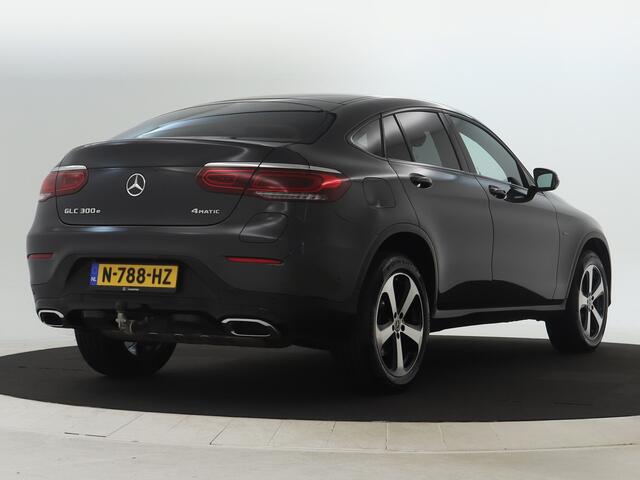 Mercedes-Benz GLC-KLASSE Coupé 300e 4MATIC | Achteruitrijcamera | Schuifdak | Trekhaak | Sfeerverlichting | Apple Carplay | Inclusief 24 maanden MB Certified garantie voor Europa.