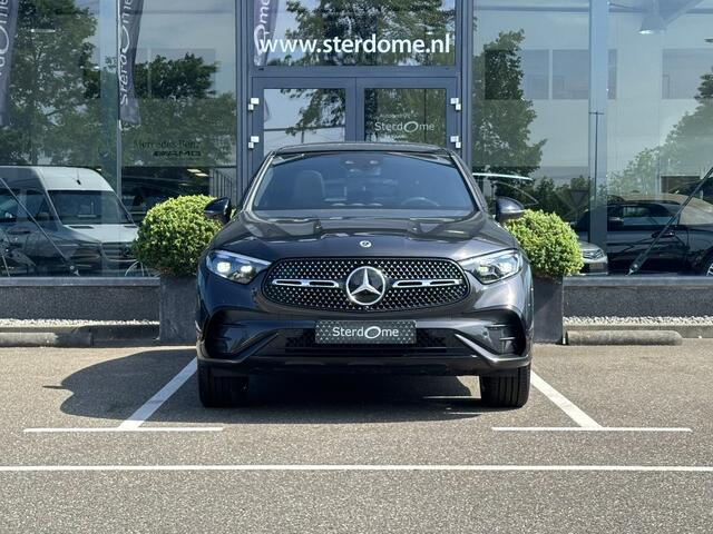 Mercedes-Benz GLC-KLASSE Coupé 400e 4MATIC AMG Line l Panoramadak l MBUX l Niveau regeling l Multibeam LED l Rij- assistentie pakket met Distronic l Keyless l Zwart Leder l Memory pakket l Burmester l Sfeerverlichting l THERMOTRONIC l Smartphone integratie pakket l Night pakket l