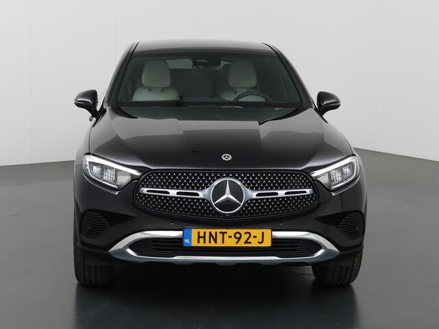 Mercedes-Benz GLC-KLASSE Coupé 300e 4MATIC Luxury Line | Beige bekleding | Trekhaak | Distronic | Verwarmd stuur |