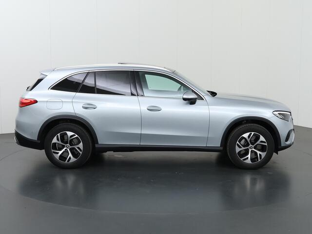 Mercedes-Benz GLC-KLASSE 300e 4MATIC Luxury Line | Panoramadak | Trekhaak | 360 camera | Winter pakket |