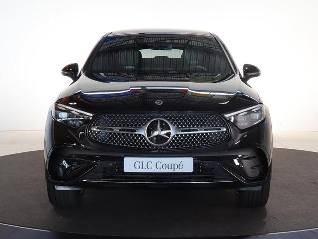 Mercedes-Benz GLC-KLASSE 300 e 4MATIC Coupé Sport Edition met AMG Line | Apple Carplay | Distronic plus | Elek stoelen met memory | Digital Licht | Panorama schuifdak | Head up display | 360 camera | Trekhaak | Burmester Sound | Treeplanken | 20 inch LM Velgen