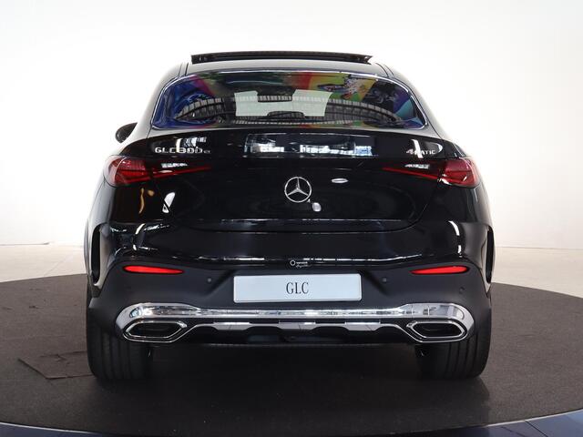 Mercedes-Benz GLC-KLASSE 300 e 4MATIC Coupé Sport Edition met AMG Line | Apple Carplay | Distronic plus | Elek stoelen met memory | Digital Licht | Panorama schuifdak | Head up display | 360 camera | Trekhaak | Burmester Sound | Treeplanken | 20 inch LM Velgen