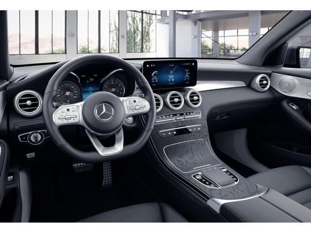 Mercedes-Benz GLC-KLASSE 300e AMG // Panormadak // Trekhaak // Memory / /Burmester // Distronic // Carplay // Sfeerverlichting // 20 INCH
