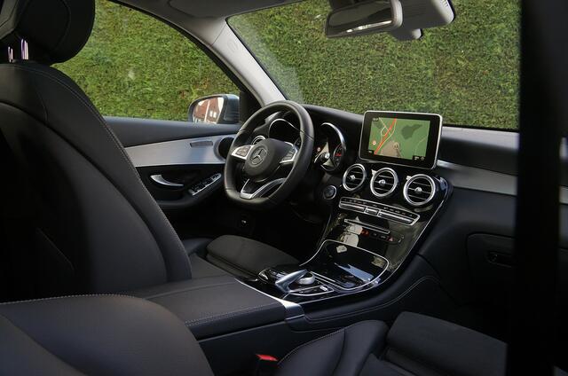 Mercedes-Benz GLC-KLASSE GLC 300 4M AMG line | Luchtvering Panorama Leder Burmester Dodehoek LED ILS