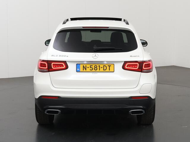 Mercedes-Benz GLC-KLASSE 300e 4MATIC AMG Night | Panoramadak | Easy Pack achterklep | Stoelverwarming | Achteruitrijcamera | Dakrails |