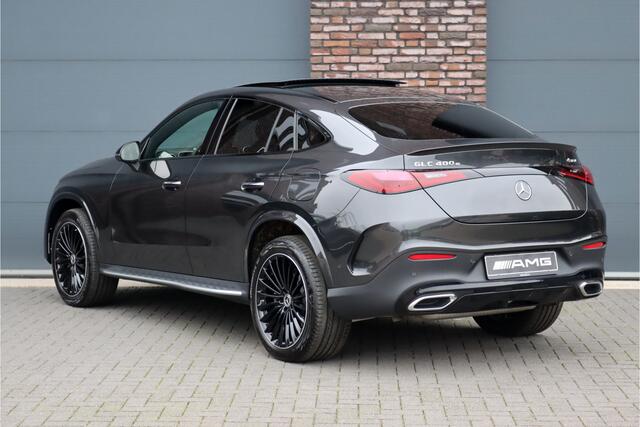 Mercedes-Benz GLC-KLASSE Coupé 400e 4MATIC Premium AMG Line | Distronic+ | Burmester | Memory | Trekhaak | Panoramadak | Surround Camera | Keyless Go | Digital Light | Stuurwiel Verwarmd | Rijassistentiepakket+ | Luchtreinigingspakket |