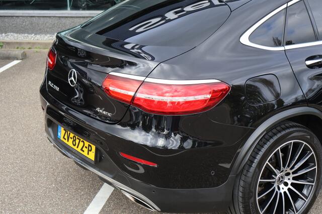Mercedes-Benz GLC-KLASSE Coupé 250 4MATIC l AMG l Burmerster l Comand l Wegklapbare trekhaak l LED adaptief l Sfeerverlichting l Memory pakket voor bestuurdersstoel l KEYLESS GO l Parkeer pakket l Stoelverwarming l Elektr. bedienbare achterklep l Airconditioning l Regensensor l