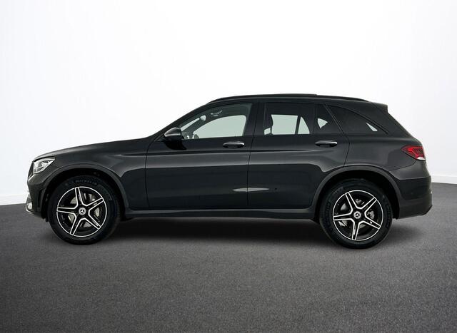 Mercedes-Benz GLC-KLASSE 300e 4MATIC Business Solution AMG Panoramadak Navigatie Camera Parkeersensoren Cruise Control Stoelverwarming Virtual Cockpit LED Ambiente verlichting Leder