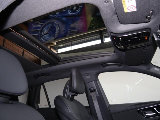 Mercedes-Benz GLC-KLASSE 300e 4MATIC Sport Edition | Panoramaschuifdak | Premium pakket | Nightpakket | 360° camera | Dodehoekassistent | DIGITAL LIGHT |