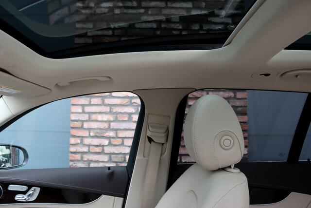 Mercedes-Benz GLC-KLASSE 300e 4MATIC Premium Plus | Distronic+ | Panoramadak | Memory | Leder | Trekhaak | Camera | Sfeerverlichting | Augmented Reality | Stoelverwarming |