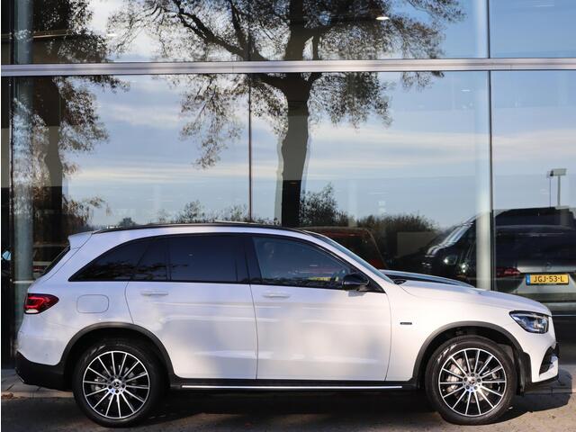 Mercedes-Benz GLC-KLASSE 300e 4MATIC AMG line | Panoramadak | Burmester | Trekhaak | Dodehoekassistent | Navigatie | 360 camera | Automaat