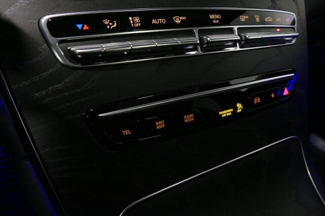 Mercedes-Benz GLC-KLASSE 300e 4MATIC AMG Line / Panamericana Grille / Panoramadak / Elektr. verstelbare voorstoelen + memory / Apple Carplay - Android Auto / Sfeerverlichting / Rondomzichtcamera / MANUFAKTUR kleur / Elektr. wegklapbare trekhaak / 21'' LMV / Keyless / LED High Per
