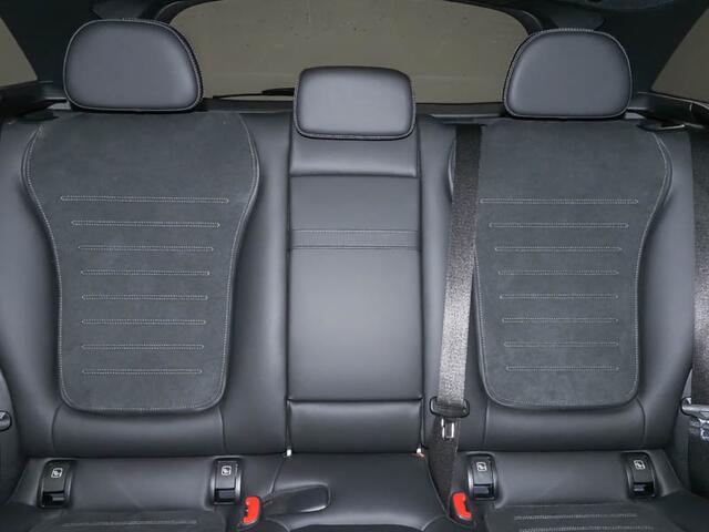 Mercedes-Benz GLC-KLASSE 300 e 4MATIC AMG Plug-In Hybride Edition AMG-Line | Panorama Schuif-Kanteldak | Alarm Klasse 3 | Trekhaak| Digital Licht | Night Pakket | Stuur en Stoelverwarming. Inclusief 24 maanden MB Certified garantie voor Europa.