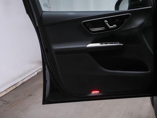 Mercedes-Benz GLC-KLASSE 300 e 4MATIC AMG Plug-In Hybride Edition AMG-Line | Panorama Schuif-Kanteldak | Alarm Klasse 3 | Trekhaak| Digital Licht | Night Pakket | Stuur en Stoelverwarming. Inclusief 24 maanden MB Certified garantie voor Europa.