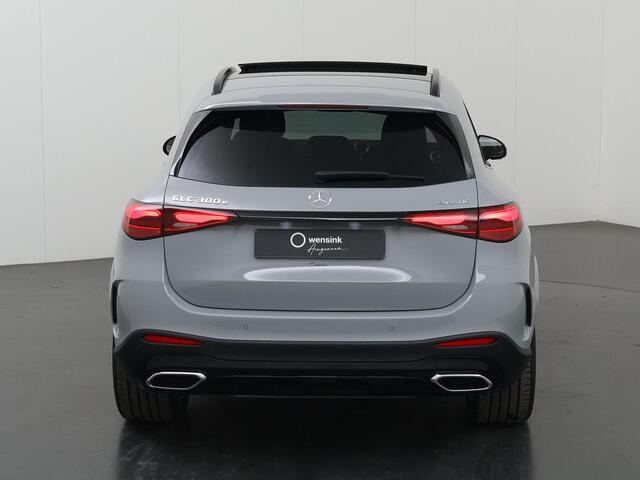 Mercedes-Benz GLC-KLASSE 300e 4MATIC Sport Edition | Panoramaschuifdak | Premium pakket | Nightpakket | Trekhaak | 360° camera | Dodehoekassistent | DIGITAL LIGHT |