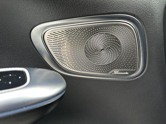 Mercedes-Benz GLC-KLASSE 300e AMG 4Matic // Panorama dak // Burmester // Memory // 360 Camera // 20 inch // Treeplanken // Sfeerverlichting // Keyless