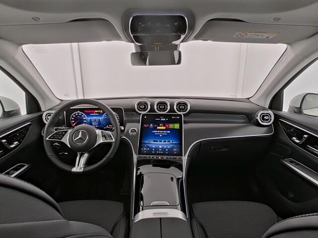 Mercedes-Benz GLC-KLASSE 300 e 4MATIC Plug-In Hybride Trekhaak | Panorama Schuif-Kanteldak | Sfeerverlichting | Memory Voorstoelen | Distronic | Stuur en Stoelverwarming. Inclusief 24 maanden Mercedes-Benz Certified garantie voor Europa.