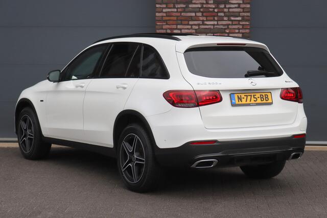 Mercedes-Benz GLC-KLASSE 300e 4MATIC AMG Line | Panoramadak | Trekhaak | Multibeam LED | Stoelverwarming | Camera | Dodehoekassistent | Spoorpakket | Sfeerverlichting | Zitcomfortpakket |