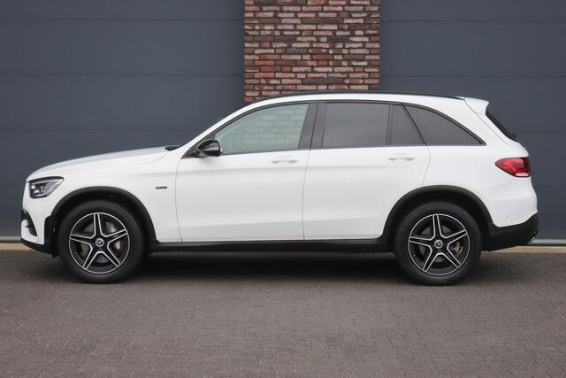 Mercedes-Benz GLC-KLASSE 300e 4MATIC AMG Line | Panoramadak | Trekhaak | Multibeam LED | Stoelverwarming | Camera | Dodehoekassistent | Spoorpakket | Sfeerverlichting | Zitcomfortpakket |