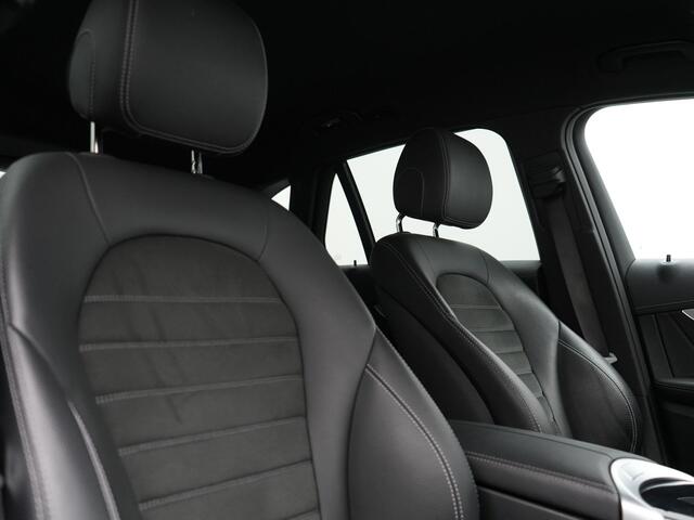 Mercedes-Benz GLC-KLASSE 300e 4MATIC Business Solution AMG Plug In Hybrid 320pk Dealer O.H. PHEV | Camera | Alcantara Sportstoelen Verwarmd | Apple Carplay | Keyless | Navigatie | DAB | Cruise Control |