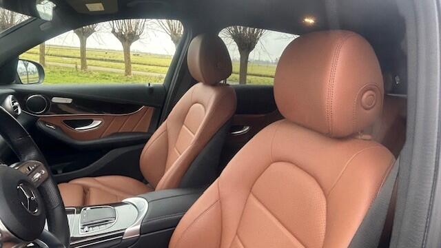 Mercedes-Benz GLC-KLASSE 200 4MATIC AMG-LINE 1E EIGENAAR!! NAVIGATIE, APPLE CARPLAY, DAB RADIO, COGNAC LEER, STOELVERWARMING, AMBIËNTEVERLICHTING, DISTRONIC, DODEHOEK ASSIST, RIJBAAN ASSIST, ELEC. ACHTERKLEP, ELEC. WEGKLAPBARE TREKHAAK, LED LICHT, 19"AMG-VELGEN, ENZ. ENZ. FULL OP