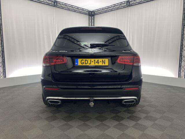Mercedes-Benz GLC-KLASSE 300e 4MATIC Business Solution AMG | Pano-Dak | Elek. Trekhaak | 360' Camera | Sfeerverlichting | 320 Pk |