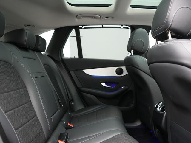 Mercedes-Benz GLC-KLASSE 300e 4MATIC Premium Plug In Hybrid 320pk Dealer O.H. PHEV | Trekhaak Af Fabriek | Panodak | Camera | Lederen Sportstoelen Verwarmd | Sfeerverlichting | Apple Carplay | Sidesteps | Navigatie | DAB |