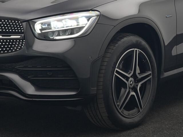 Mercedes-Benz GLC-KLASSE 300e 4MATIC Premium Plus PHEV 320pk Dealer O.H | Panodak | Adaptive Cruise | Sportstoelen Memory | Burmester | AMG Exterieur | Head Up | Camera | Keyless |
