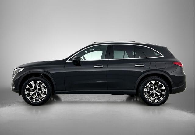 Mercedes-Benz GLC-KLASSE 300e 4MATIC Business Solution Luxury | Parkeerpakket met 360°-camera | Comfortpakket Plus | Trekhaak | Panoramaschuifdak | Sierdelen openporig hout aluminiumlines | DISTRONIC | 19 inch vijf-dubbelspaaks velgen |