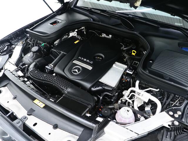 Mercedes-Benz GLC-KLASSE 300e 4MATIC AMG Full Black | Panoramadak | Treeplanken | Camera | Virtual | Sportstuur | Cruise | DAB | Carplay