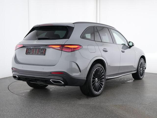 Mercedes-Benz GLC-KLASSE 300 e 4MATIC AMG Plug-In Hybride AMG line | Night Pakket | Trekhaak | Panorama Schuif-Kanteldak | 20 Inch AMG Velgen | Memory Voorstoelen. Inclusief 24 maanden Mercedes-Benz Certified garantie voor Europa.