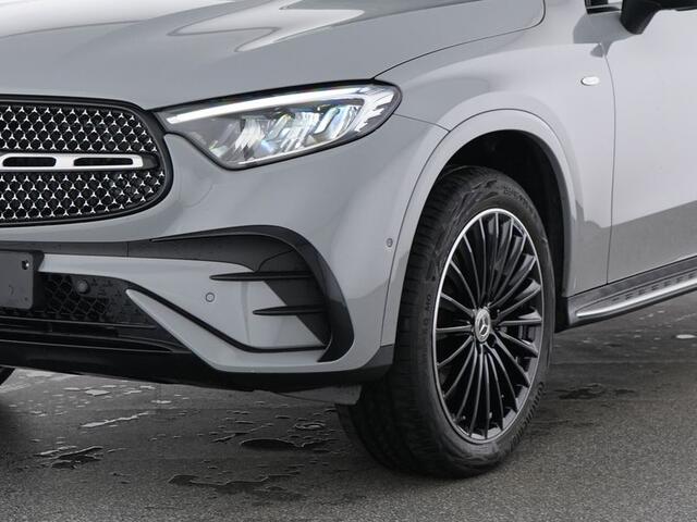 Mercedes-Benz GLC-KLASSE 300 e 4MATIC AMG Plug-In Hybride AMG line | Night Pakket | Trekhaak | Panorama Schuif-Kanteldak | 20 Inch AMG Velgen | Memory Voorstoelen. Inclusief 24 maanden Mercedes-Benz Certified garantie voor Europa.
