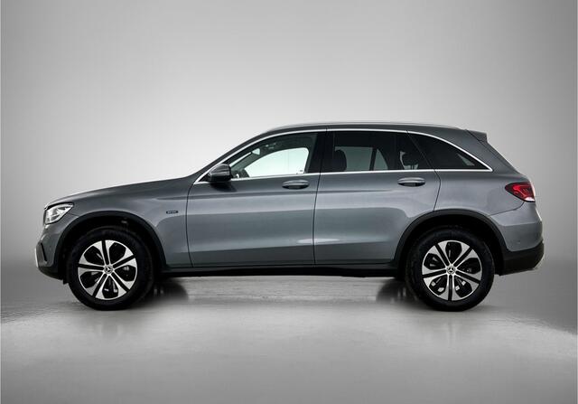 Mercedes-Benz GLC-KLASSE 300 e 4MATIC Plug-In Hybride | Alarm | Led verlichting | Digitaal Dash | Parkeerpakket met Camera | Stoelverwarming | Inclusief 24 maanden Mercedes-Benz Certified garantie voor Europa.