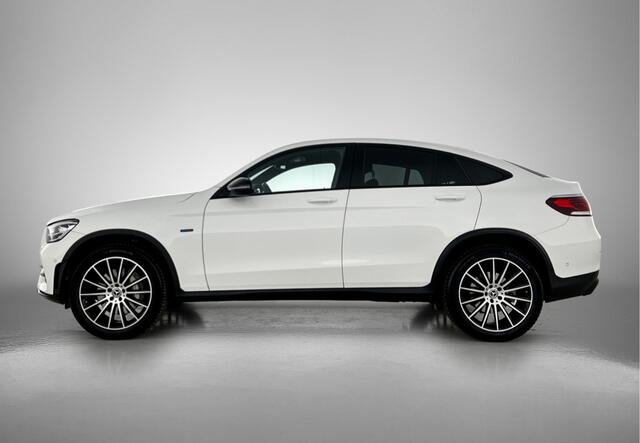 Mercedes-Benz GLC-KLASSE 300 e 4MATIC Premium Plus | AMG-LIne Interieur | AMG-Line Exterieur | Achteruitrijcamera | Multispaaks velgen | Nightpakket | Sfeerverlichting | Trekhaak | 24 Maanden Mercedes-Benz Certified Garantie