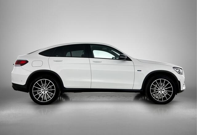 Mercedes-Benz GLC-KLASSE 300 e 4MATIC Premium Plus | AMG-LIne Interieur | AMG-Line Exterieur | Achteruitrijcamera | Multispaaks velgen | Nightpakket | Sfeerverlichting | Trekhaak | 24 Maanden Mercedes-Benz Certified Garantie