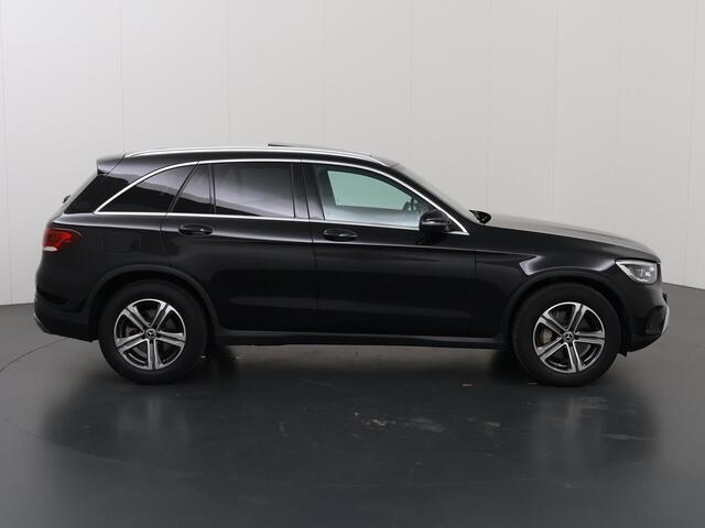 Mercedes-Benz GLC-KLASSE 200 4MATIC Advantage AMG interieur | Panoramadak | Multibeam Led | Trekhaak wegklapbaar | Sfeerverlichting | Dodehoek assistent | Apple Carplay