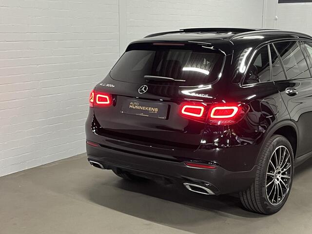Mercedes-Benz GLC-KLASSE GLC300e AMG Line Trekhaak | Open dak | Distronic | Stoelverwarming | Ambient verlichting | 360 camera | Keyless