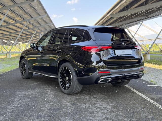 Mercedes-Benz GLC-KLASSE 300e 4MATIC Business Solution AMG | Night | Premium Pakket | Trekhaak | Panoramaschuifdak | Treeplanken | Digital light |