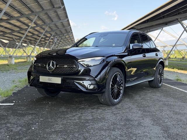 Mercedes-Benz GLC-KLASSE 300e 4MATIC Business Solution AMG | Night | Premium Pakket | Trekhaak | Panoramaschuifdak | Treeplanken | Digital light |