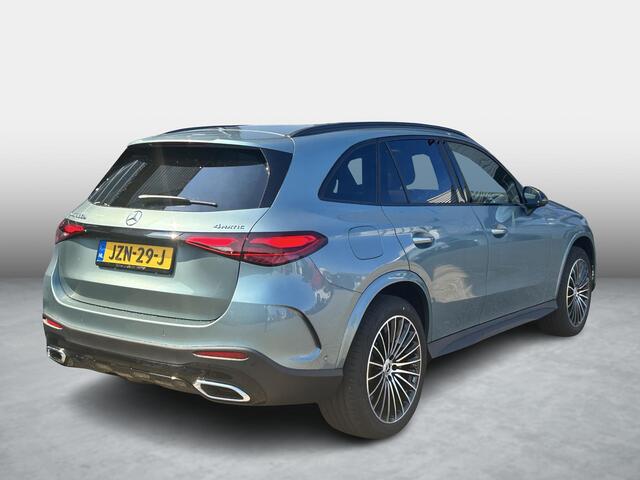 Mercedes-Benz GLC-KLASSE 300e 4MATIC Sport Edition | Amg Line | Nappa Leder Bruin | Premium Pakket | Night Pakket | Winter Pakket | Trekhaak | Panoramadak | Burmester 3D Surround | 360° Camera | Augmented Reality voor Navigatie | DISTRONIC Afstandsassistent | Dodehoekassistent |