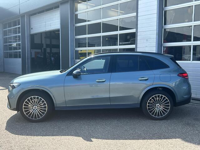 Mercedes-Benz GLC-KLASSE 300e 4MATIC Sport Edition | Amg Line | Nappa Leder Bruin | Premium Pakket | Night Pakket | Winter Pakket | Trekhaak | Panoramadak | Burmester 3D Surround | 360° Camera | Augmented Reality voor Navigatie | DISTRONIC Afstandsassistent | Dodehoekassistent |