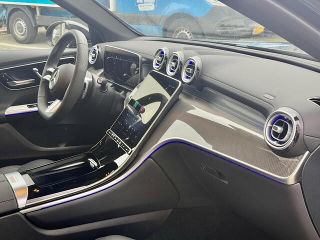 Mercedes-Benz GLC-KLASSE 300e 4MATIC Sport Edition | 360° Camera | Night Pakket | Panoramadak | Dodehoekassistent | Elektrisch Verstelbare Stoelen + Memory | Stoelverwarming | Sfeerverlichting | Apple CarPlay | Android Auto | Elektrische Achterklep | Elektrisch Inklapbare Buitens