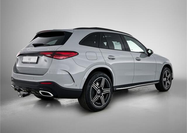 Mercedes-Benz GLC-KLASSE 300e 4MATIC Business Solution AMG | Advanced plus | Nightpakket | Parkeerpakket | Trekhaak | Treeplanken in aluminiumlook | Middenconsole metaalstructuur | Panoramaschuifdak | 20 inch vijfspaaks lichtmetalen AMG-velgen |